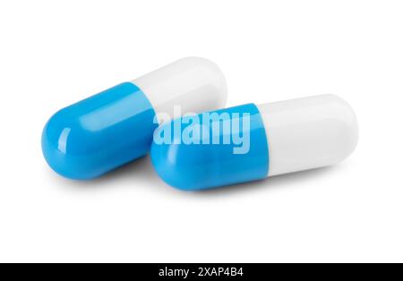 Due pillole antibiotiche isolate su bianco. Trattamento medico Foto Stock