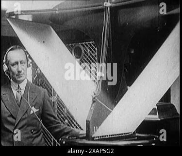 Un Wireless radio Aerial Spinning mentre Guglielmo Marconi tenta di ricevere un segnale, 1922. Da "Time to Remember - sitting still and going slow", 1922 (Reel 4); una rassegna degli eventi del 1922 tra cui i problemi irlandesi, la guerra tra Grecia e Turchia e gli sviluppi nel settore dell'aviazione e della radio. Foto Stock