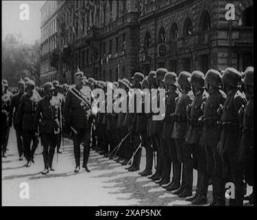 Il presidente tedesco Paul von Hindenburg ispezionava i soldati, 1926 anni. Hindenburg è stato nominato presidente. Mentre era in vita, c'era una certa speranza che si tenesse una presa sugli affari [durante l'ascesa del nazionalsocialismo], ma Hindenburg aveva 80 anni...". Da "Time to Remember 1926 - Short Sharp Shower"- Reel 1; un documentario sul 1926 - General Strike, politica internazionale, danza, meteo e imprese da record. Foto Stock