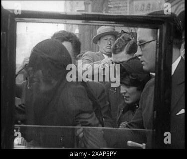 Attrice Pola Negri Weeping al funerale di Rodolfo Valentino, 1926. Era l'idolo dello schermo di milioni, di quanti milioni avremmo scoperto solo... quando un giorno nel 1926, inaspettatamente, morì. Amici famosi come Douglas Fairbanks camminavano con la bara, e per il numero incalcolabile di donne del mondo, era come se i loro cuori si fossero fermati. Anche stelle come Pola Negri si sono rotte e hanno pianto...100.000 fiancheggiavano il percorso...". Da "Time to Remember 1926 - Short Sharp Shower"- Reel 1; un documentario sul 1926 - General Strike, International Politics, Dancing, Weather and Re Foto Stock