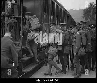 Armies of Occupation degli Alleati imbarcati sul Train to Go Home, 1929. Gli ultimi soldati britannici se ne andarono a casa... alcuni portavano con sé mogli tedesche, altri amavano e se ne andavano. I tedeschi potrebbero essere lasciati a se stessi. Da "Time to Remember - 1929 The Time of the House at Bognor" - Reel 2; un documentario sul mondo nel 1929. Malattia di re Giorgio V &amp; depressione economica. Foto Stock