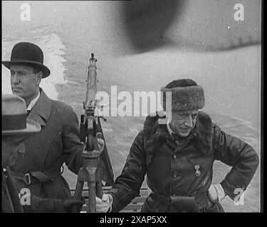 Benito Mussolini (il Duce) e Gabriele D'Annunzio attraversarono il Lago di Garda in Italia in una piccola barca, 1929. Chi e' quello sotto il bocciatore? Amico o nemico? Da "Time to Remember - 1929 The Time of the House at Bognor" - Reel 1; un documentario sul mondo nel 1929. Malattia di re Giorgio V &amp; depressione economica. Foto Stock