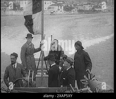 Benito Mussolini (il Duce) e Gabriele D'Annunzio attraversarono il Lago di Garda in Italia in una piccola barca, 1929. Chi e' quello sotto il bocciatore? Amico o nemico? Da "Time to Remember - 1929 The Time of the House at Bognor" - Reel 1; un documentario sul mondo nel 1929. Malattia di re Giorgio V &amp; depressione economica. Foto Stock