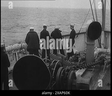 Guardia costiera che applica il divieto sui Rum Runners, 1929. Proibizione negli Stati Uniti: I marinai sparano con alcool illegale sulla barca dei bootleggers. Non era solo una questione di superare la dogana con la strana bottiglia, ma di passare con un intero carico di nave. Dal limite di 8 miglia dentro, eri da solo. Ma eccoti qui, dove c'è una domanda, c'è sempre bisogno di un'offerta. La guardia costiera, tuttavia, aveva opinioni diverse e le esprimeva con forza”. Da "Time to Remember - 1929 The Time of the House at Bognor" - Reel 3; un documentario sul mondo nel 1929. Malattia o Foto Stock