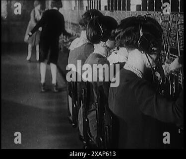 Donne civili su pattini a rotelle che lavorano in una borsa telefonica, 1929. "...sì che ci crediate o no, operatori telefonici sui pattini. Ma allora questa è l'America per te - originale anche di fronte alle avversità". Da "Time to Remember - 1929 The Time of the House at Bognor" - Reel 3; un documentario sul mondo nel 1929. Malattia di re Giorgio V &amp; depressione economica. Foto Stock