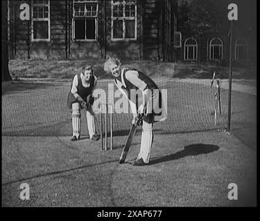 Due civili femminili che indossano le Gymslips e le pastiglie di battuta che si preparano a pipipiare in un campo di gioco, anni '1920 Da "Time to Remember - Teenage Flapper", anni '1920 (Reel 1); un dcumentary sulla vita delle donne negli anni '1920 - grande commento di Joyce Grenfell. Foto Stock