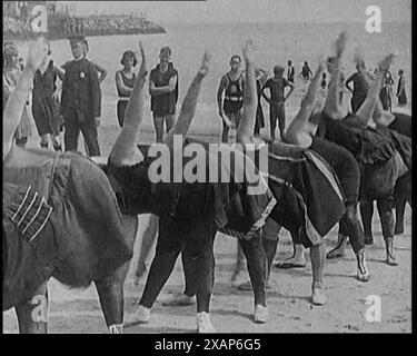 Un gruppo di donne civili Plus size che si esercitano su una spiaggia, anni '1920 Da "Time to Remember - Teenage Flapper", anni '1920 (Reel 2); un dcumentary sulla vita delle donne negli anni '1920 - grande commento di Joyce Grenfell. Foto Stock