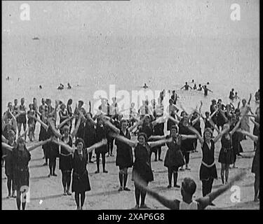 Un gruppo di civili donne che esercitano su una spiaggia, anni '1920 Da "Time to Remember - Teenage Flapper", anni '1920 (Reel 2); un dcumentary sulla vita delle donne negli anni '1920 - grande commento di Joyce Grenfell. Foto Stock