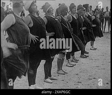 Un gruppo di donne civili Plus size che si esercitano su una spiaggia, anni '1920 Da "Time to Remember - Teenage Flapper", anni '1920 (Reel 2); un dcumentary sulla vita delle donne negli anni '1920 - grande commento di Joyce Grenfell. Foto Stock