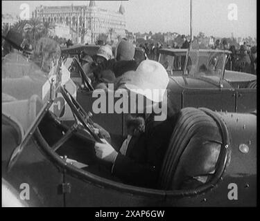 Donna civile che indossa un cappotto e un cappello rivestiti in pelliccia seduto dietro la ruota di un'auto, anni '1920 Da "Time to Remember - Teenage Flapper", anni '1920 (Reel 3); un dcumentary sulla vita delle donne negli anni '1920 - grande commento di Joyce Grenfell. Foto Stock