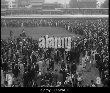 Vista ad angolo alto di una grande folla a un Cricket Match, 1920 anni Da "Time to Remember - Teenage Flapper", anni '1920 (Reel 3); un dcumentary sulla vita delle donne negli anni '1920 - grande commento di Joyce Grenfell. Foto Stock