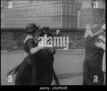 Un gruppo di civili donne più grandi che ballano su una spiaggia, anni '1920 Da "Time to Remember - Teenage Flapper", anni '1920 (Reel 2); un dcumentary sulla vita delle donne negli anni '1920 - grande commento di Joyce Grenfell. Foto Stock