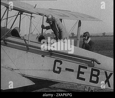 L'aviatrice americana Amelia Mary Earhart indossa un casco imbarco su un aereo, anni '1920 Da "Time to Remember - Teenage Flapper", anni '1920 (Reel 4); un dcumentary sulla vita delle donne negli anni '1920 - grande commento di Joyce Grenfell. Foto Stock
