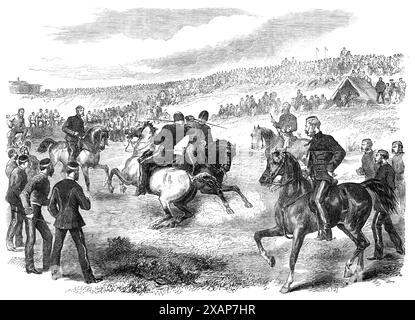 Torneo dei 17° Lancieri nel campo di Shorncliffe, [vicino a Cheriton nel Kent], 1868. 'Il campo di Shorncliffe è stato visitato la scorsa settimana durante diversi giorni da molte persone che sono venute a essere spettatori della competizione tra i sottufficiali e i privati dei 17th Lancers per i premi da ottenere grazie all'abilità superiore nell'uso delle loro armi...gli uomini hanno contestato, a cavallo, con lance o spade di legno, non appuntite, ma gessate alle estremità. I volti degli uomini erano protetti da maschere metalliche o caschi. Era una bella cosa da guardare; l'ordine, "Ready, march", era giv Foto Stock