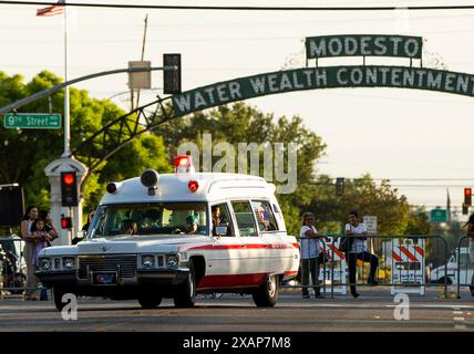 Modesto, California, Stati Uniti. 7 giugno 2024. American Medical Response ha avuto la sua ambulanza d'epoca nella sfilata americana dei graffiti a Modesto in California fiancheggiato le strade della città con 1000 auto d'epoca d'epoca venerdì 7 giugno 2024 notte. Basato sul film di George Lucas American Graffiti nel 1973. (Credit Image: © Marty Bicek/ZUMA Press Wire) SOLO PER USO EDITORIALE! Non per USO commerciale! Crediti: ZUMA Press, Inc./Alamy Live News Foto Stock