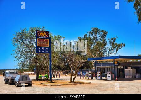 Minilya Bridge Roadhouse, una tipica roadhouse nell'entroterra australiano. Carnarvon, Australia Occidentale Foto Stock