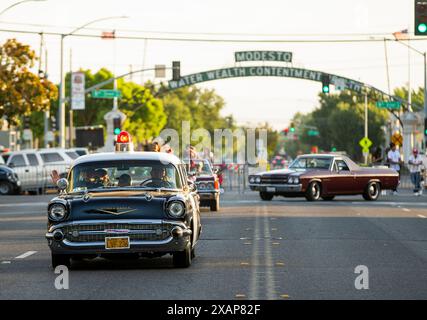 Modesto, California, Stati Uniti. 7 giugno 2024. Il dipartimento di polizia di Modesto ha avuto la sua auto della polizia d'epoca durante la sfilata americana dei graffiti a Modesto in California fiancheggiato le strade della città con 1000 auto d'epoca venerdì 7 giugno 2024 notte. Basato sul film di George Lucas American Graffiti nel 1973. (Credit Image: © Marty Bicek/ZUMA Press Wire) SOLO PER USO EDITORIALE! Non per USO commerciale! Crediti: ZUMA Press, Inc./Alamy Live News Foto Stock