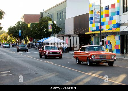 Modesto, California, Stati Uniti. 7 giugno 2024. La sfilata americana dei graffiti a Modesto in California ha fiancheggiato le strade della città con 1000 auto d'epoca venerdì 7 giugno 2024 notte. Basato sul film di George Lucas American Graffiti nel 1973. (Credit Image: © Marty Bicek/ZUMA Press Wire) SOLO PER USO EDITORIALE! Non per USO commerciale! Crediti: ZUMA Press, Inc./Alamy Live News Foto Stock