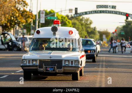 Modesto, California, Stati Uniti. 7 giugno 2024. American Medical Response ha avuto la sua ambulanza d'epoca nella sfilata americana dei graffiti a Modesto in California fiancheggiato le strade della città con 1000 auto d'epoca d'epoca venerdì 7 giugno 2024 notte. Basato sul film di George Lucas American Graffiti nel 1973. (Credit Image: © Marty Bicek/ZUMA Press Wire) SOLO PER USO EDITORIALE! Non per USO commerciale! Crediti: ZUMA Press, Inc./Alamy Live News Foto Stock