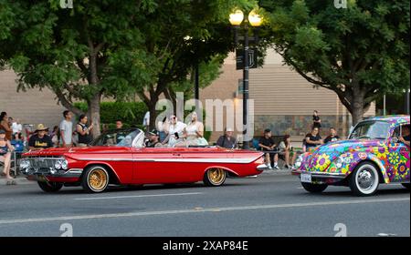 Modesto, California, Stati Uniti. 7 giugno 2024. La sfilata americana dei graffiti a Modesto in California ha fiancheggiato le strade della città con 1000 auto d'epoca venerdì 7 giugno 2024 notte. Basato sul film di George Lucas American Graffiti nel 1973. (Credit Image: © Marty Bicek/ZUMA Press Wire) SOLO PER USO EDITORIALE! Non per USO commerciale! Crediti: ZUMA Press, Inc./Alamy Live News Foto Stock