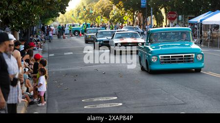 Modesto, California, Stati Uniti. 7 giugno 2024. La sfilata americana dei graffiti a Modesto in California ha fiancheggiato le strade della città con 1000 auto d'epoca venerdì 7 giugno 2024 notte. Basato sul film di George Lucas American Graffiti nel 1973. (Credit Image: © Marty Bicek/ZUMA Press Wire) SOLO PER USO EDITORIALE! Non per USO commerciale! Crediti: ZUMA Press, Inc./Alamy Live News Foto Stock