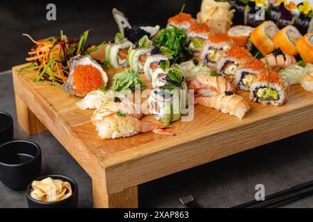 Set di sushi giapponese. Sushi Roll con maki e tonno, salmone, gamberi, granchio e avocado. Foto Stock