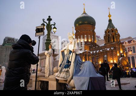 Harbin, la provincia cinese di Heilongjiang. 12 gennaio 2024. I turisti posano per le foto vicino alla chiesa di Santa Sofia ad Harbin, nella provincia di Heilongjiang, nel nord-est della Cina, 12 gennaio 2024. Crediti: Xie Jianfei/Xinhua/Alamy Live News Foto Stock