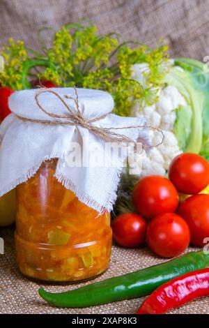 vasetti con provviste invernali, banchi con insalata sono sul tavolo con verdure Foto Stock