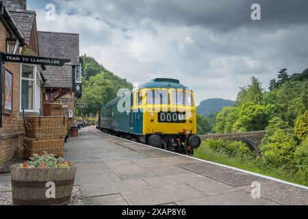 Classe 47 operante sulla ferrovia Llangollen presso la stazione ferroviaria di Berwyn nel Galles del Nord. Foto Stock