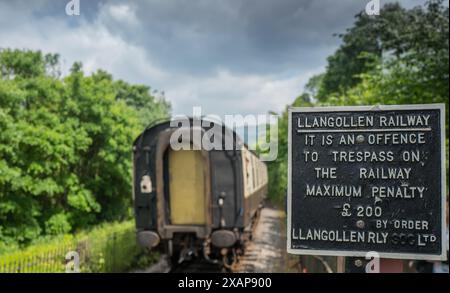 Segnale di metallo che avverte di aver violato la ferrovia con una sanzione massima di £200 fissata dalla ferrovia di Llangollen. Foto Stock