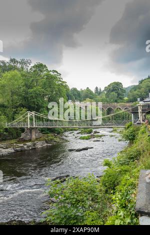 Il ponte di collegamento a catena restaurato che attraversa il fiume Dee a Berwyn, Llangollen, Galles, Foto Stock