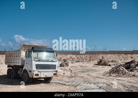 Dumper e caricatori in una cava Foto Stock