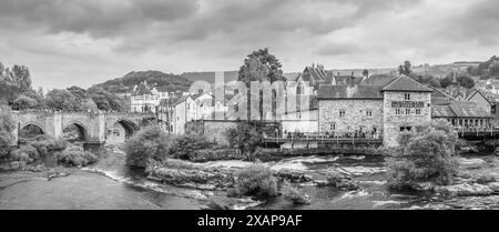 Il ponte Llangollen è costruito dall'altra parte del fiume Dee sulla High Street nella città gallese di Llangollen, elencata come una delle sette meraviglie del Galles. Foto Stock