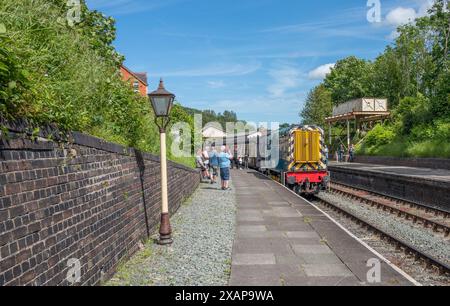 Un movimentatore diesel di Classe 08 restaurato con passeggeri alla stazione ferroviaria di Llangollen. Foto Stock