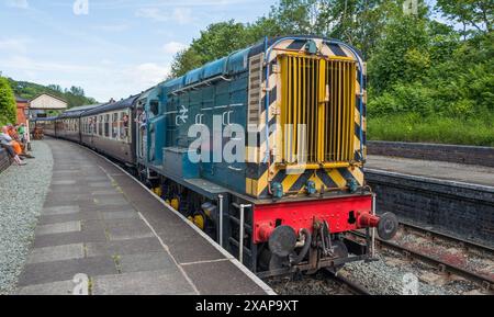 Un movimentatore diesel di Classe 08 restaurato con passeggeri alla stazione ferroviaria di Llangollen. Foto Stock