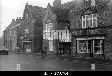 Fotografia d'archivio in bianco e nero dei primi anni '1970 della Bishop's Terrace nella zona dell'orologio di Gaywood, King's Lynn a Norfolk. Foto Stock