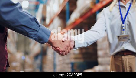 Stretta di mano, accordo e lavoro di squadra per le persone in magazzino, riunioni e trattative per la supply chain. Partnership, logistica e gestione stringono la mano Foto Stock