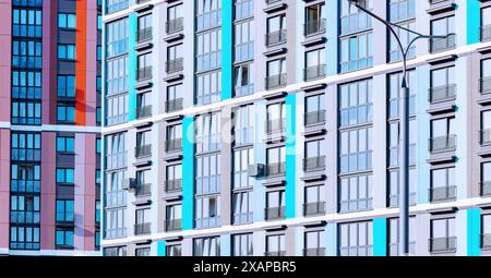 Modelli architettonici di condomini moderni in ambienti urbani. Perfetto per gli investimenti immobiliari. Con alti appartamenti in stile geometrico Foto Stock