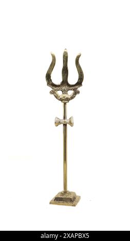 un tridente d'oro d'epoca con tamburo musicale, arma del signore shiva chiamata trishul isolata in bianco Foto Stock