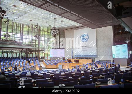 Bonn, Germania, Germania. 7 giugno 2024. Dettagli dell'interno della sala della camera dell'edificio Plenario del Centro Congressi Mondiale, Bonn del Campus delle Nazioni Unite (Credit Image: © Bianca Otero/ZUMA Press Wire) SOLO USO EDITORIALE! Non per USO commerciale! Foto Stock