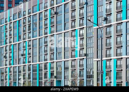 Nuovi edifici architettonici moderni in città. Facciate urbane con strutture in vetro e acciaio. Perfetto per le aziende e per gli investimenti. In mostra Foto Stock