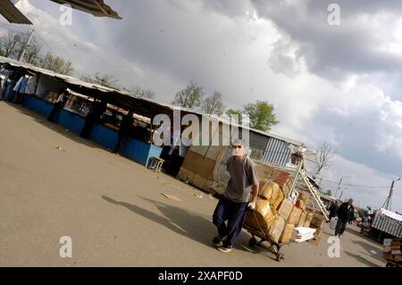 un carrello a mano o un carrello per il trasporto di merci e altre cose un carrello a mano per il trasporto di merci Foto Stock