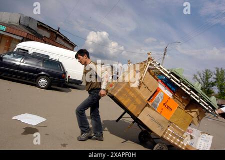 un carrello a mano o un carrello per il trasporto di merci e altre cose un carrello a mano per il trasporto di merci Foto Stock