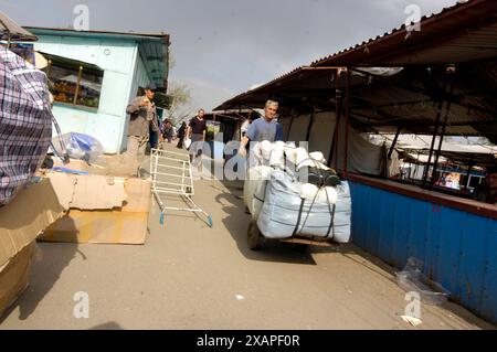 un carrello a mano o un carrello per il trasporto di merci e altre cose un carrello a mano per il trasporto di merci Foto Stock