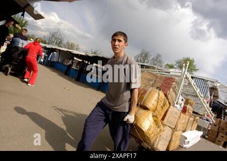 un carrello a mano o un carrello per il trasporto di merci e altre cose un carrello a mano per il trasporto di merci Foto Stock