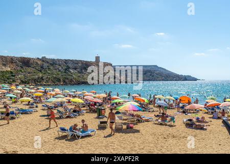 Mellieħa, Malta - ottobre 2018: Bagnanti sulla spiaggia di Golden Bay, precedentemente chiamata Military Bay. Foto Stock