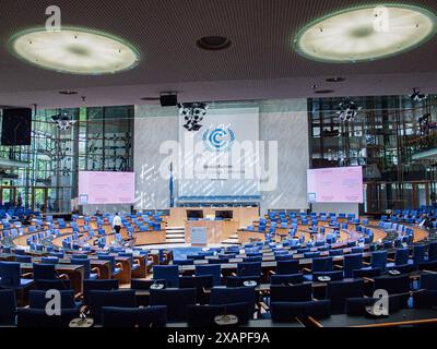 Bonn, Germania, Germania. 7 giugno 2024. Dettagli dell'interno della sala della camera dell'edificio Plenario del Centro Congressi Mondiale, Bonn del Campus delle Nazioni Unite (Credit Image: © Bianca Otero/ZUMA Press Wire) SOLO USO EDITORIALE! Non per USO commerciale! Foto Stock