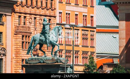 Stoccolma, Svezia. Statua dell'ex re svedese Karl XIV Johan seduta su Un Palazzo reale del Cavallo. Famosa destinazione popolare Scenic Place. Primo piano Foto Stock