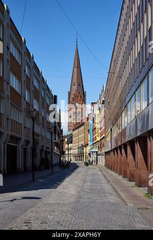 La torre di Sankt Petri kyrka (chiesa di San Pietro) vista attraverso Kalendegatan, Malmö, Svezia Foto Stock