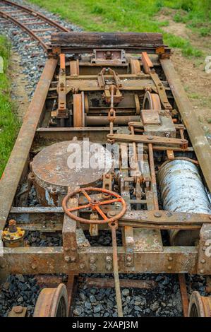 la tecnologia abbandonata, la vecchia e arrugginita carrozza dei treni rimane Foto Stock